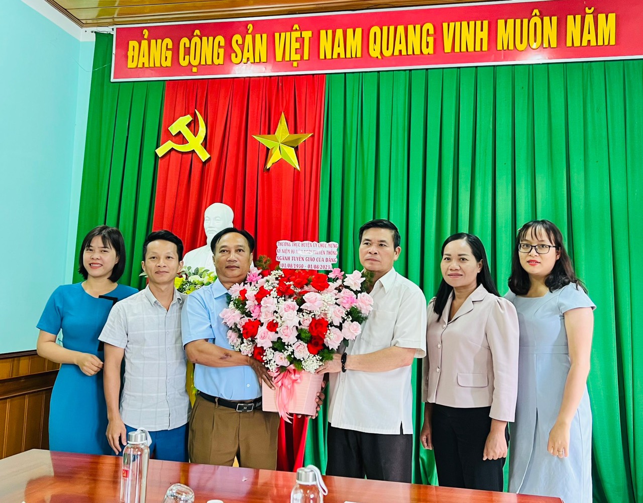 Thường trực Huyện ủy chúc mừng Ban Tuyên giáo Huyện ủy nhân kỷ niệm Ngày truyền thống